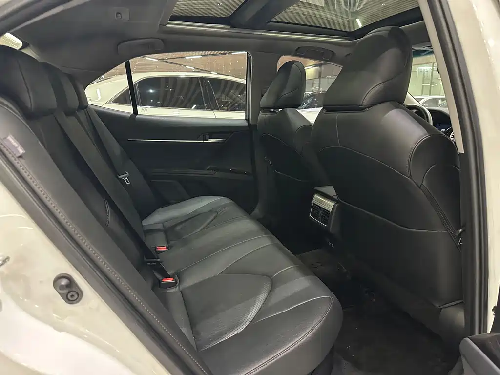 Toyota Camry — миниатюра 10