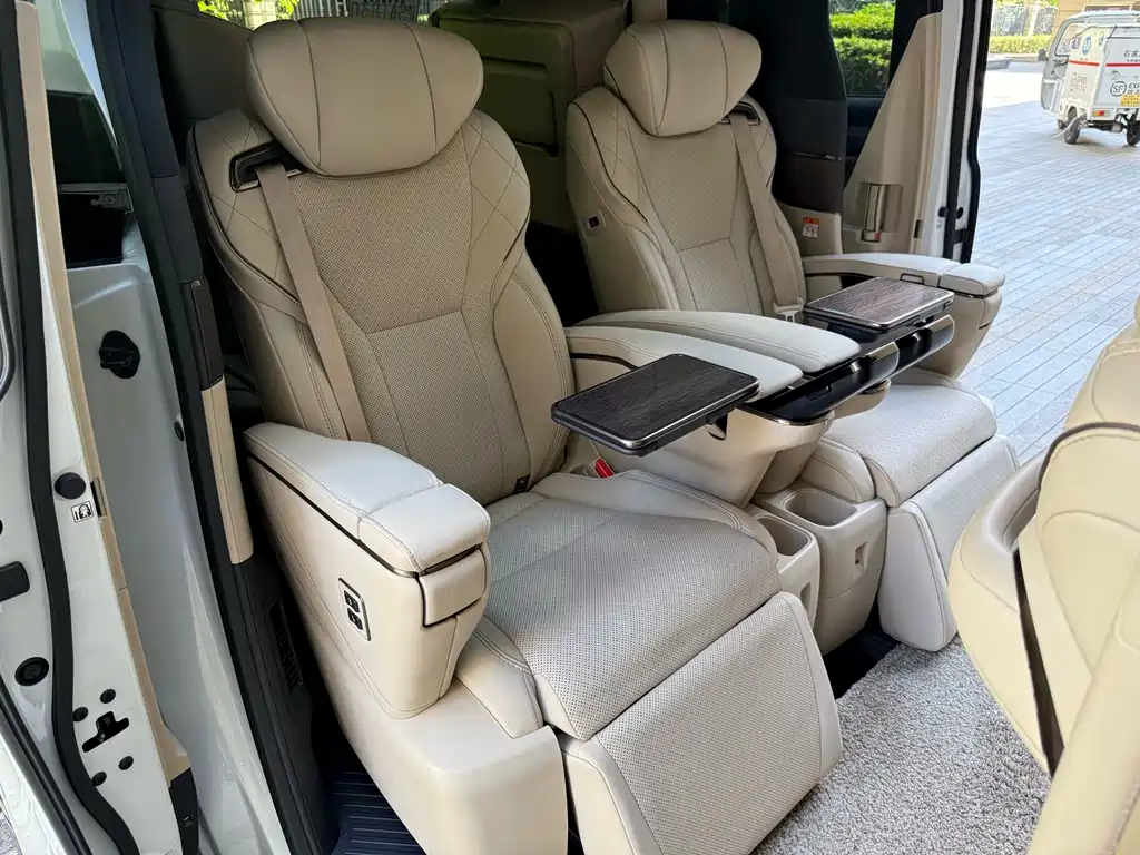 Toyota Alphard — миниатюра 10