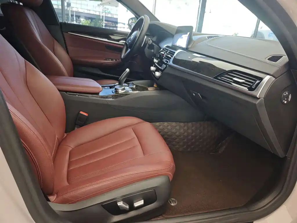 BMW 5 Series — миниатюра 11