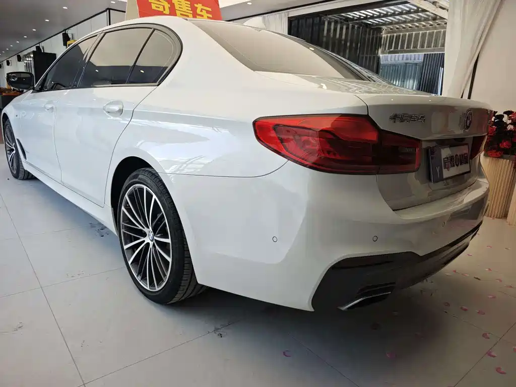 BMW 5 Series — миниатюра 17