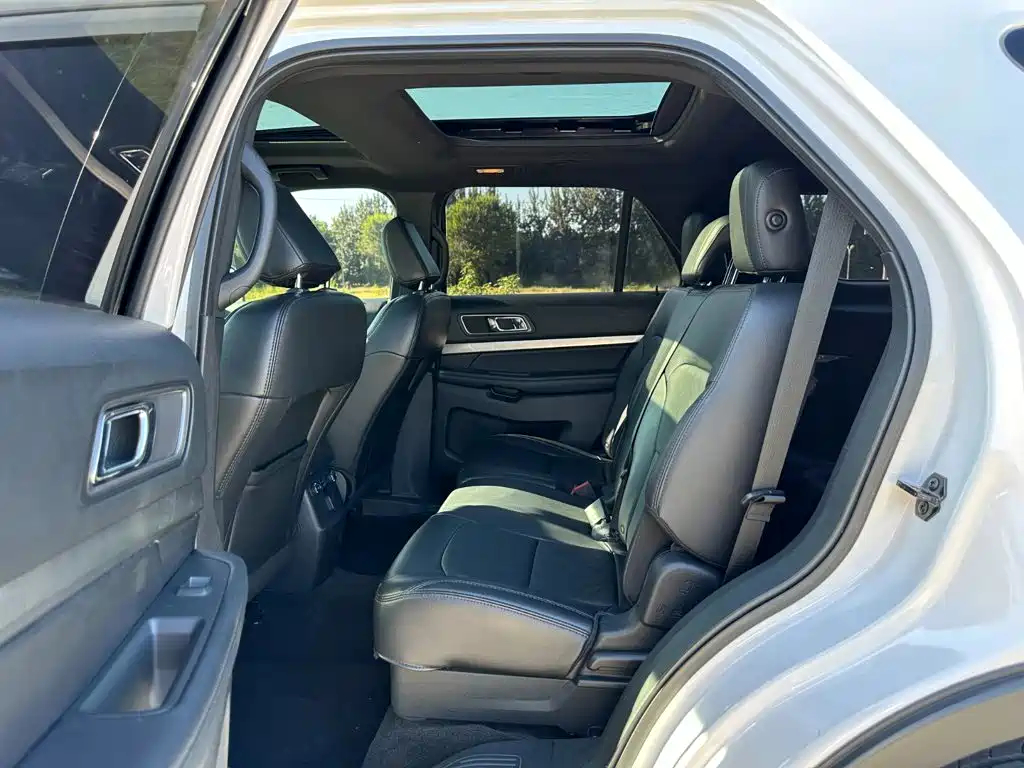 Ford Explorer (Import) — миниатюра 10