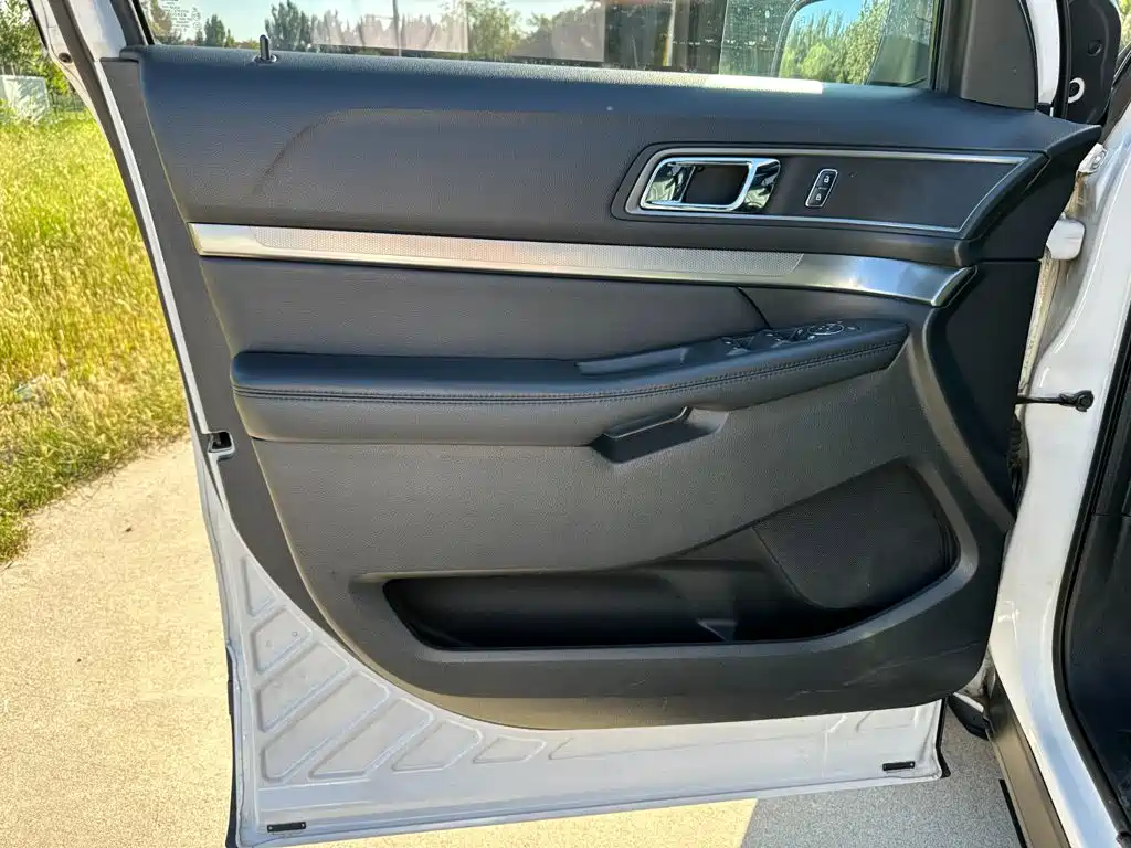 Ford Explorer (Import) — миниатюра 14