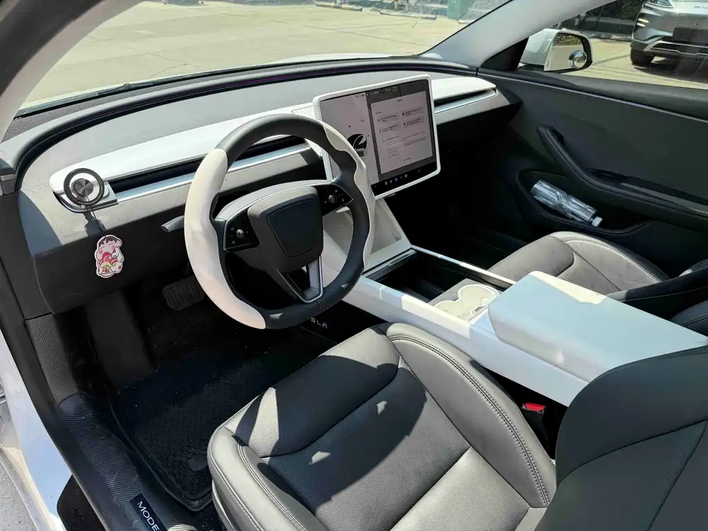 Tesla Model 3 — миниатюра 5