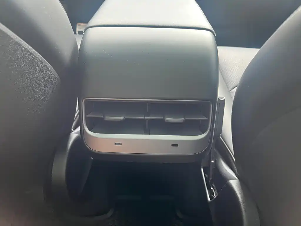 Tesla Model Y — миниатюра 18