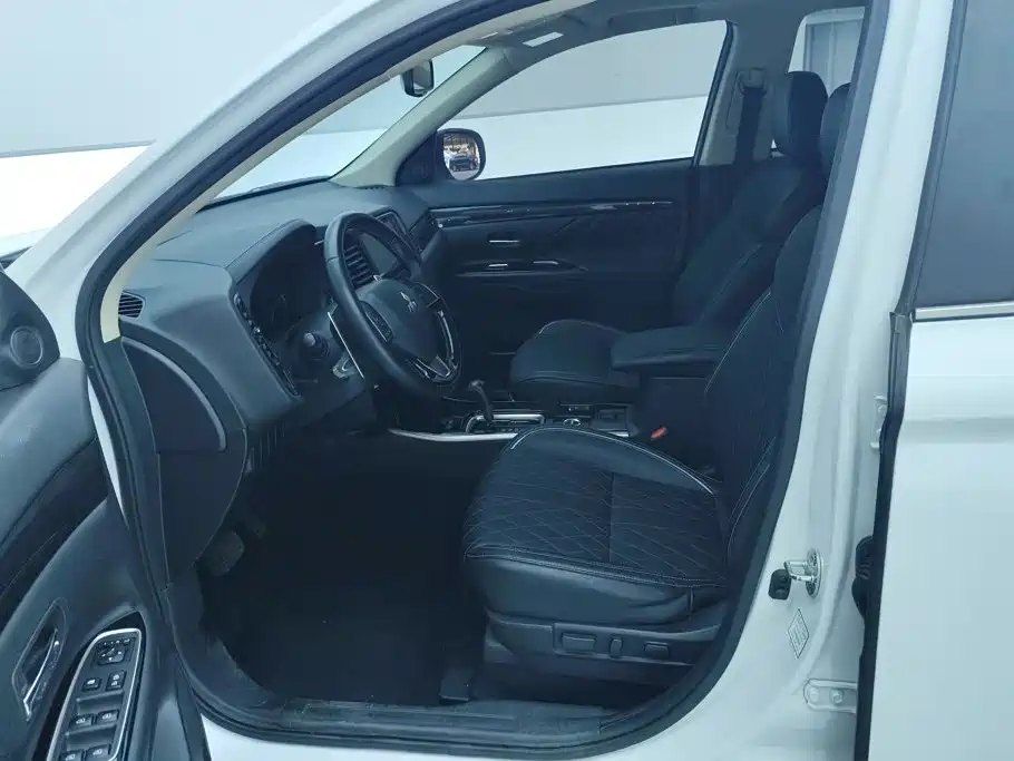 Mitsubishi Outlander — миниатюра 9