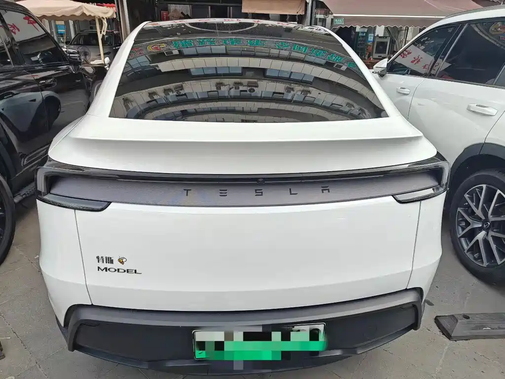 Tesla Model Y — миниатюра 15