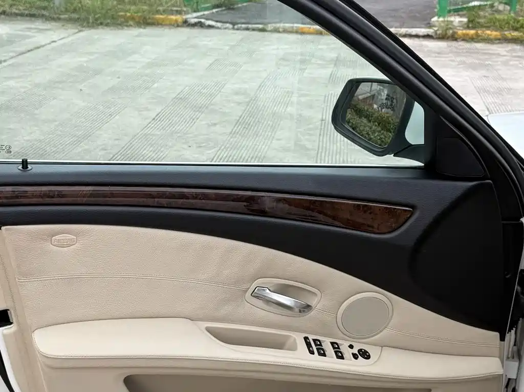 BMW 5 Series — миниатюра 12