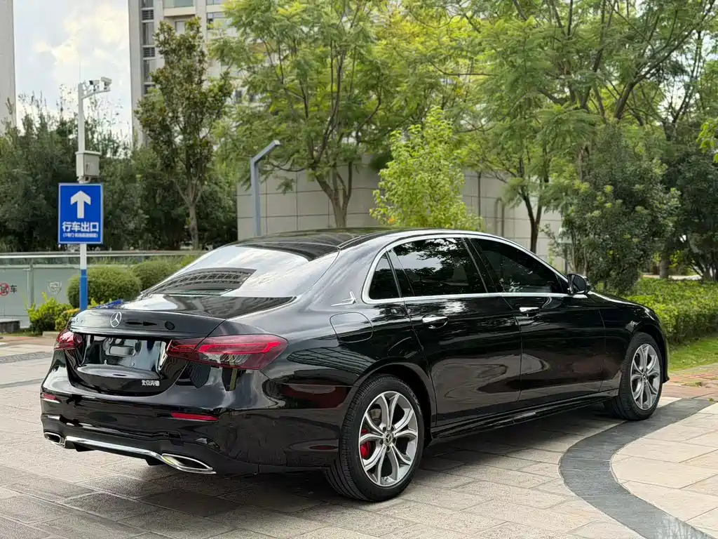 Mercedes-Benz E-Class — миниатюра 7