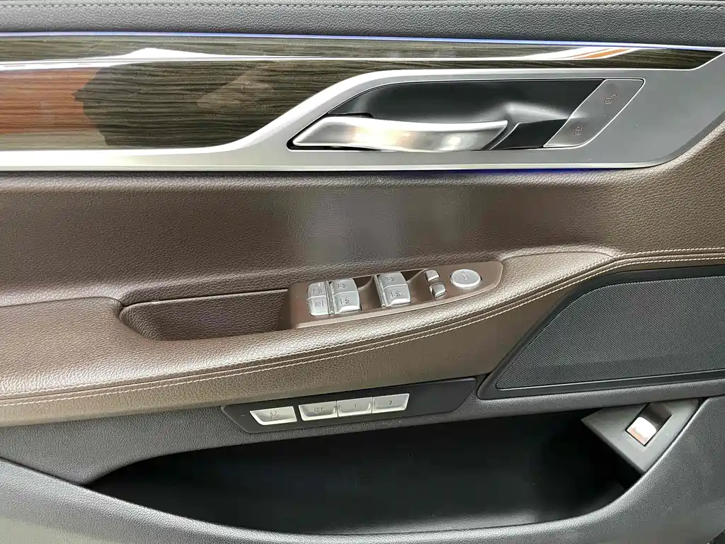BMW 7 Series — миниатюра 21
