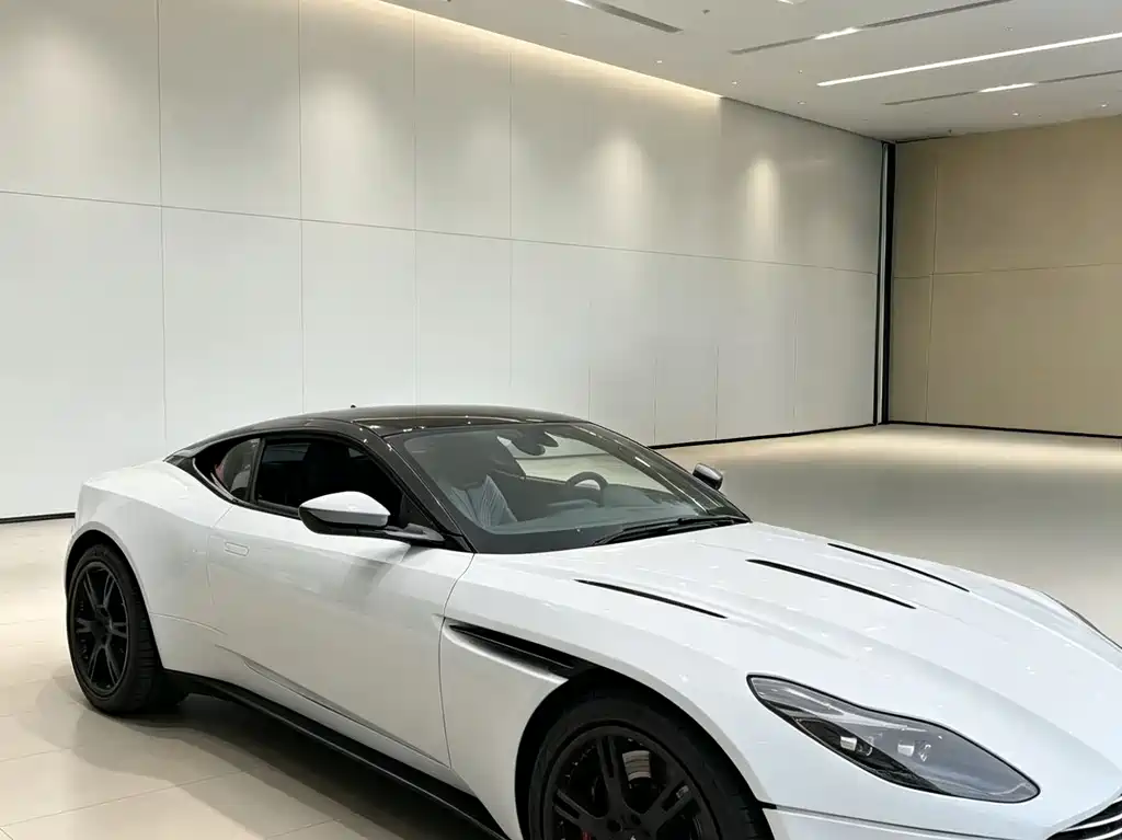 Aston Martin DB11 2017