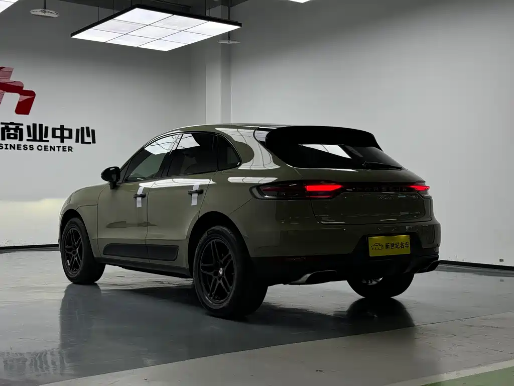 PORSCHE MACAN