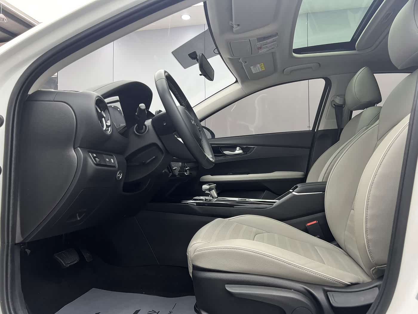 Kia K3 1.5 л 2023 г. Белый, пробег 28000 км
