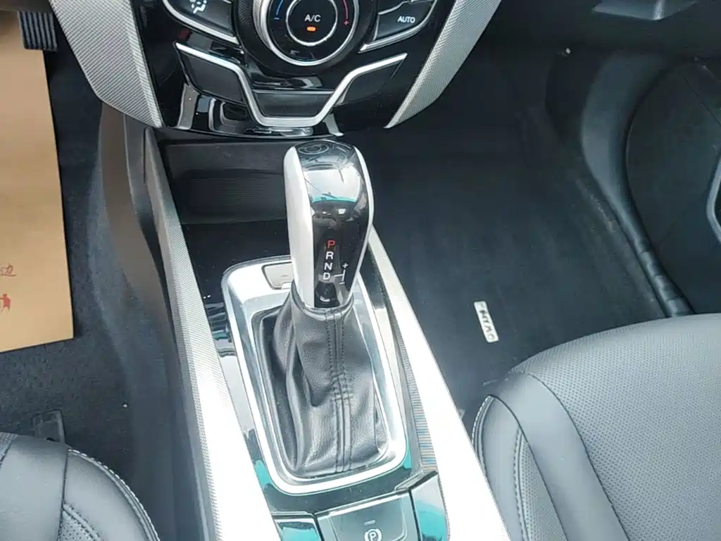 Luxgen U6 — миниатюра 14