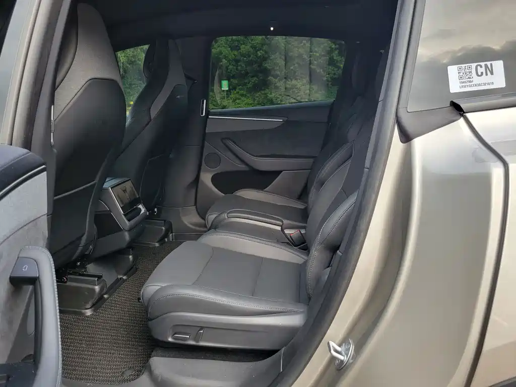 Tesla Model Y L — миниатюра 6