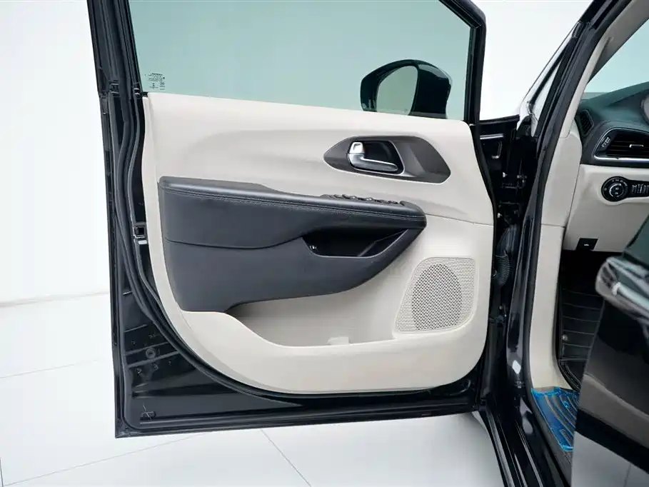 Chrysler Grand Voyager PHEV (Import) — миниатюра 15