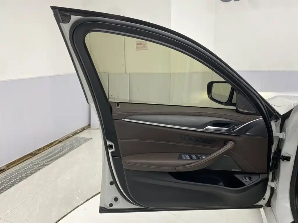BMW 5 Series — миниатюра 24
