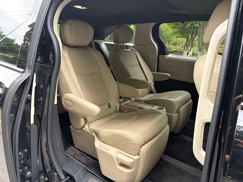 Toyota Sienna — миниатюра 13
