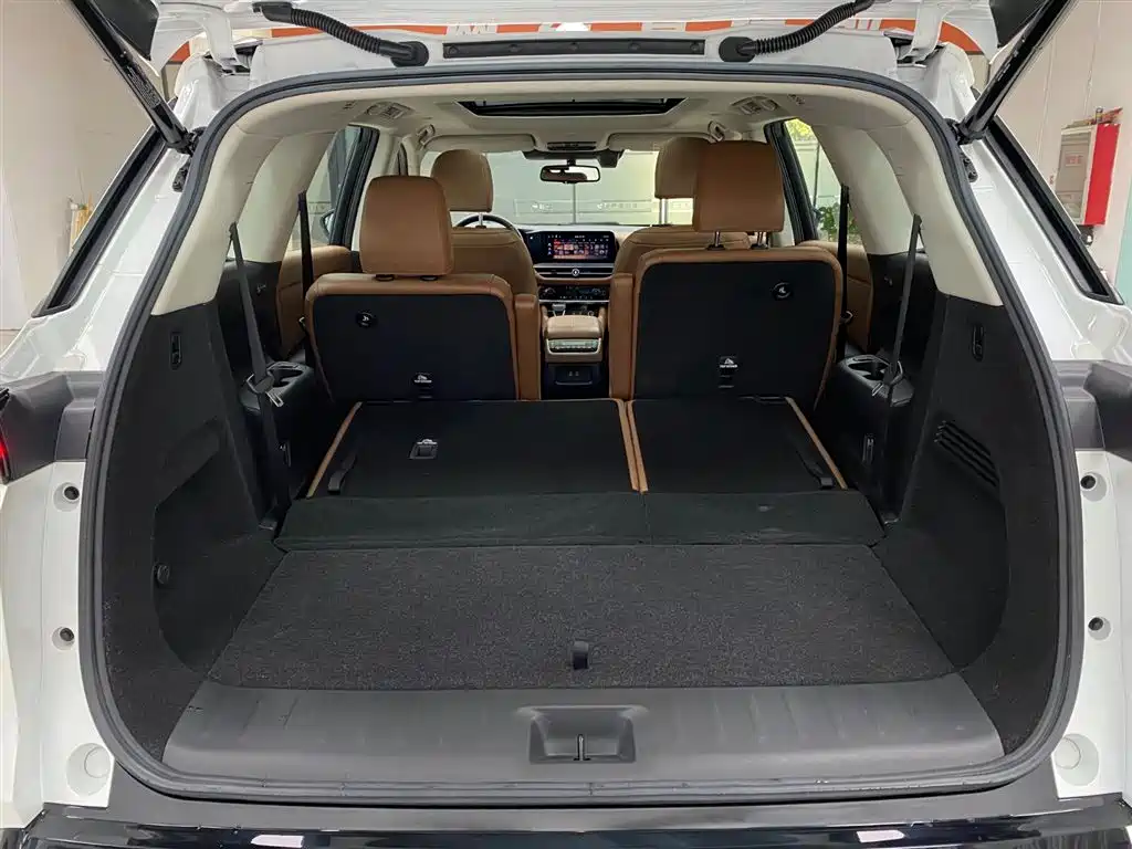 NISSAN EXPLORING THE LAND