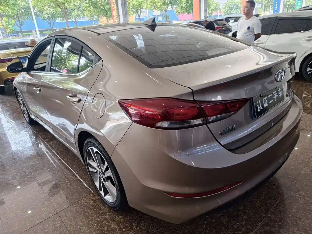 Hyundai Elantra — миниатюра 8