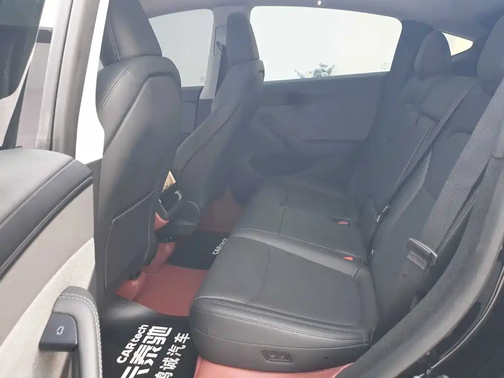 Tesla Model Y — миниатюра 17