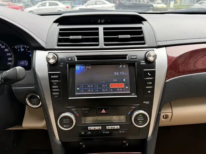 Toyota Camry — миниатюра 12