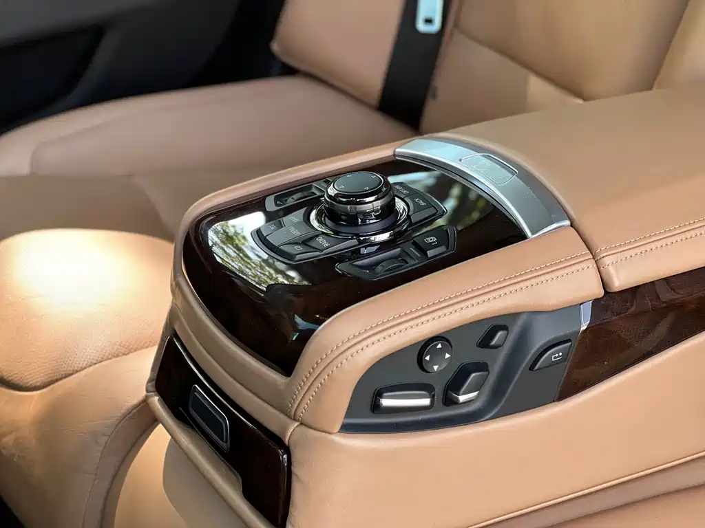 BMW 7 Series — миниатюра 18