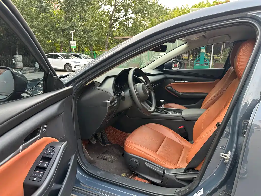 Mazda Mazda3 3 2023 1.5L MT