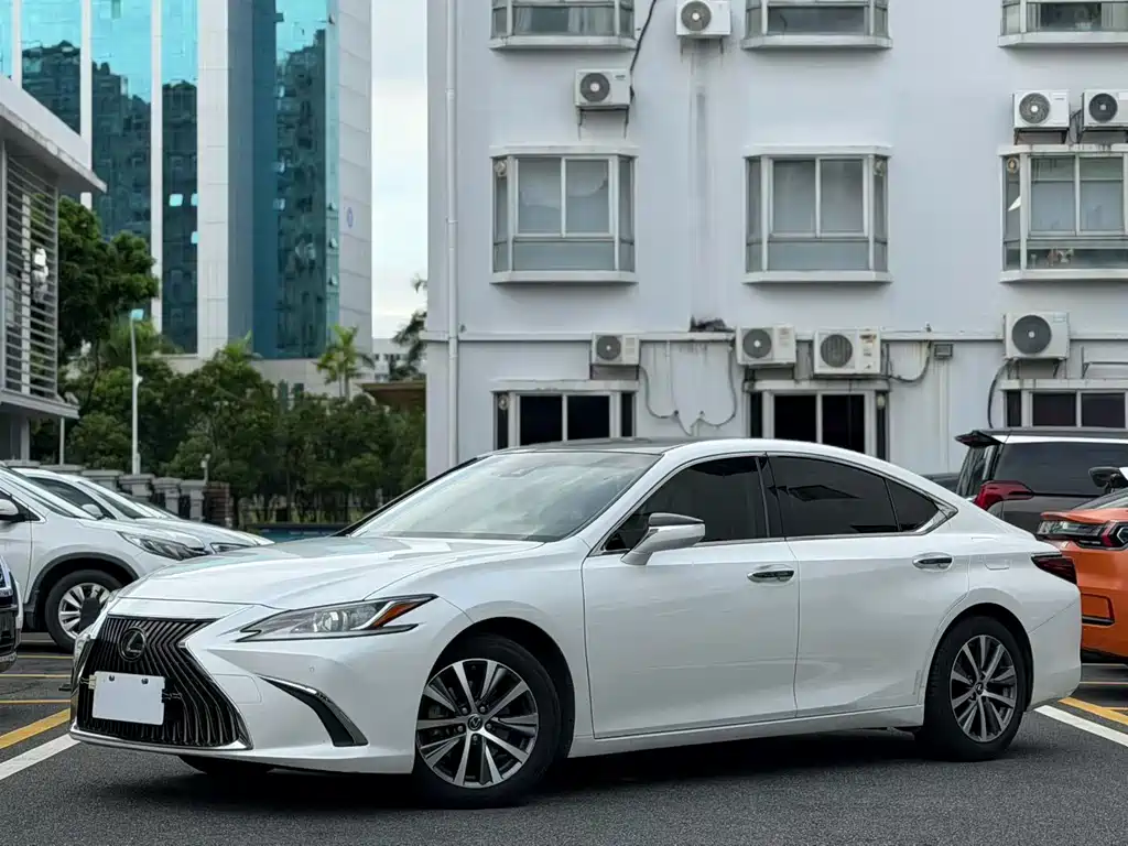 Lexus ES — миниатюра 11