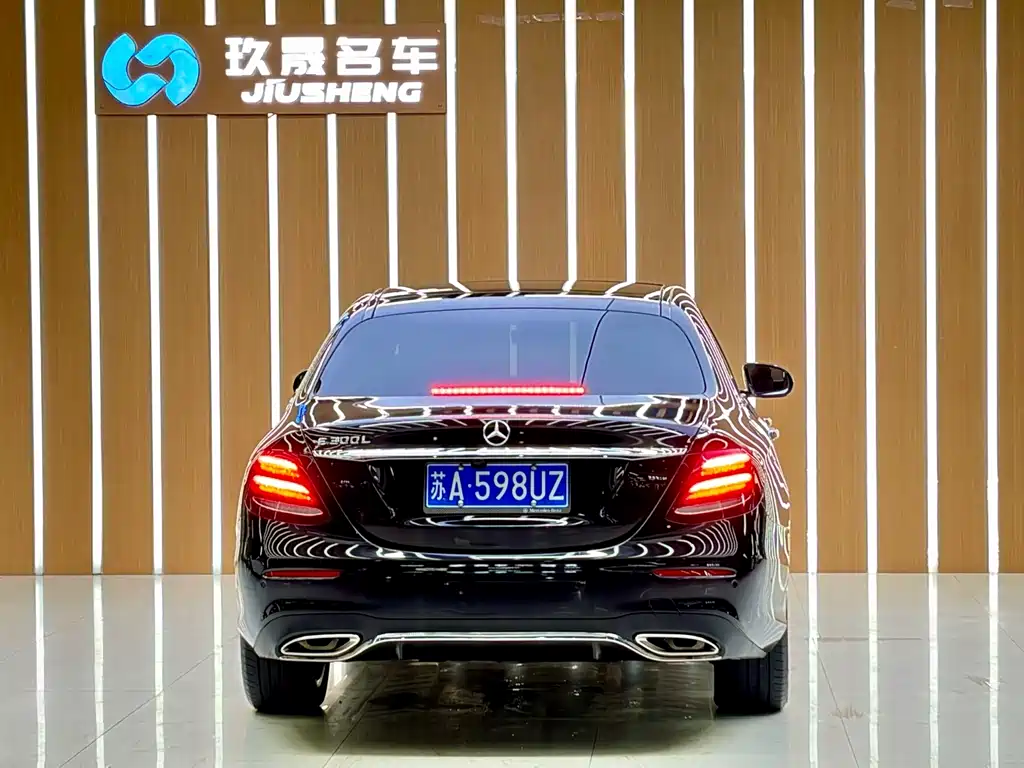 Mercedes-Benz E-Class — миниатюра 7