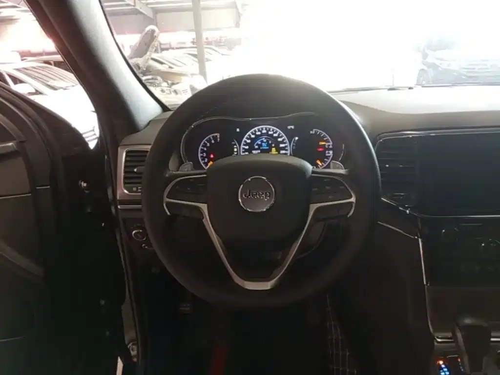 Jeep Grand Cherokee (Import) — миниатюра 11