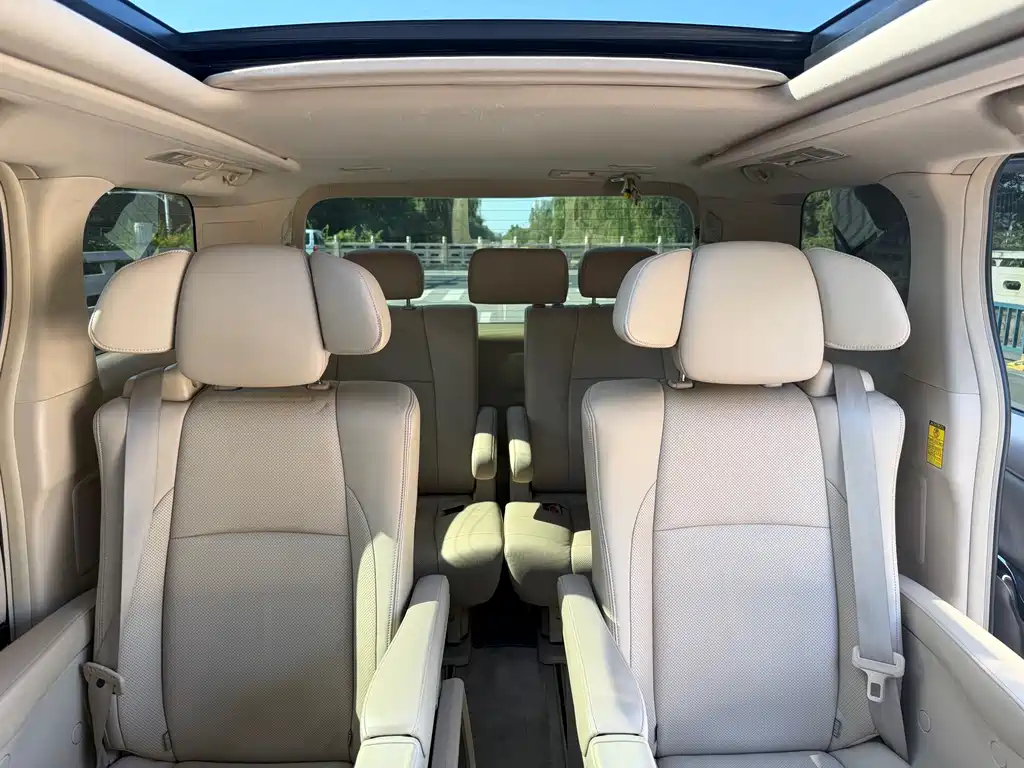 Toyota Alphard — миниатюра 8