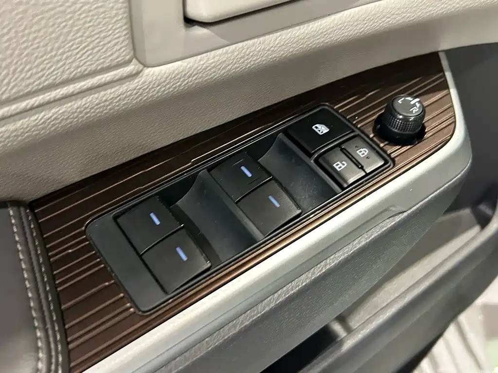 Toyota Granvia — миниатюра 7