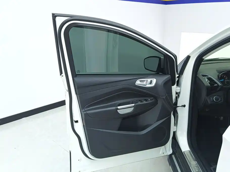 Ford Kuga — миниатюра 7