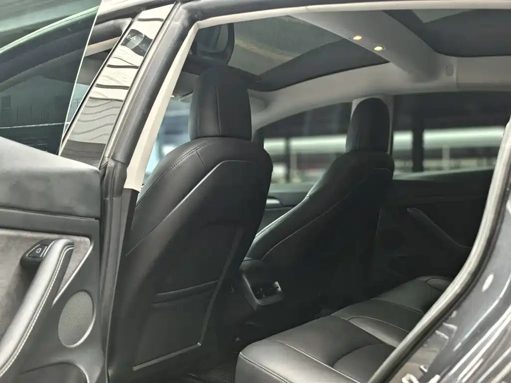 Tesla Model 3 — миниатюра 8