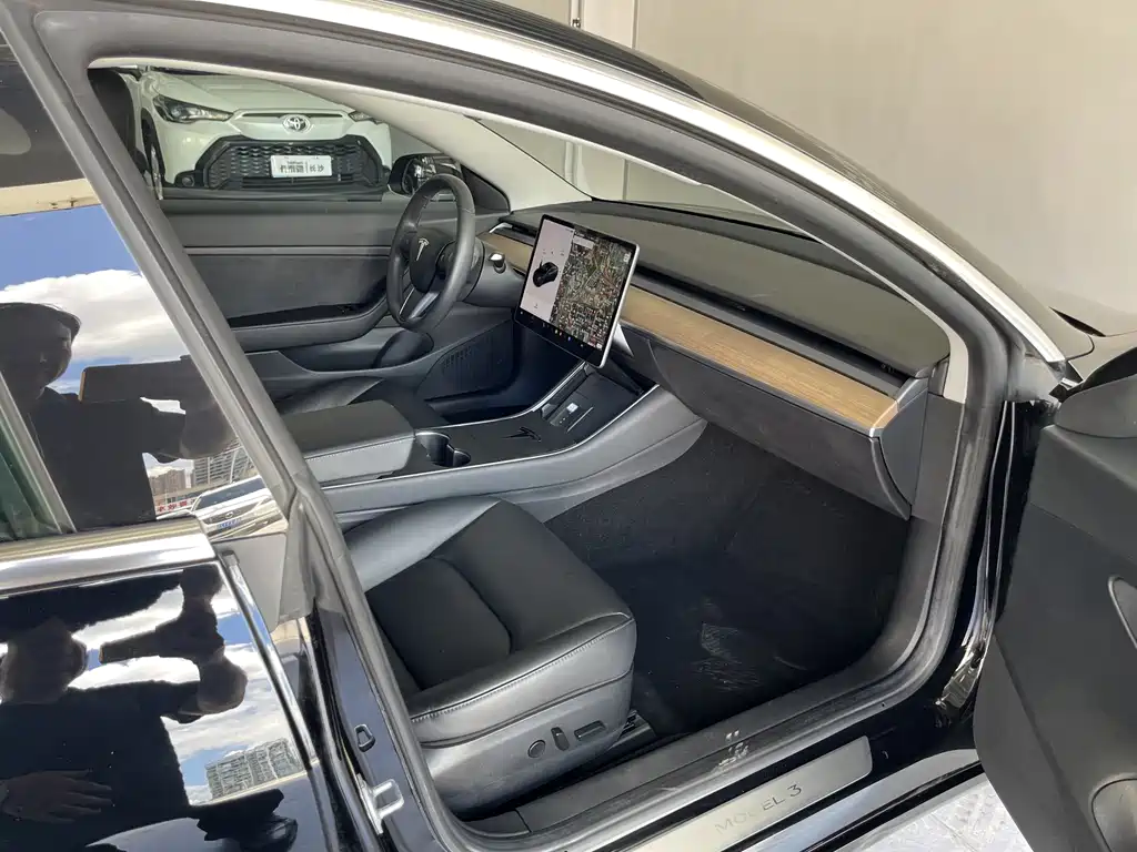 Tesla Model 3 — миниатюра 17
