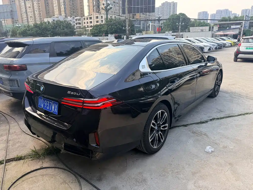 BMW 5 Series — миниатюра 4