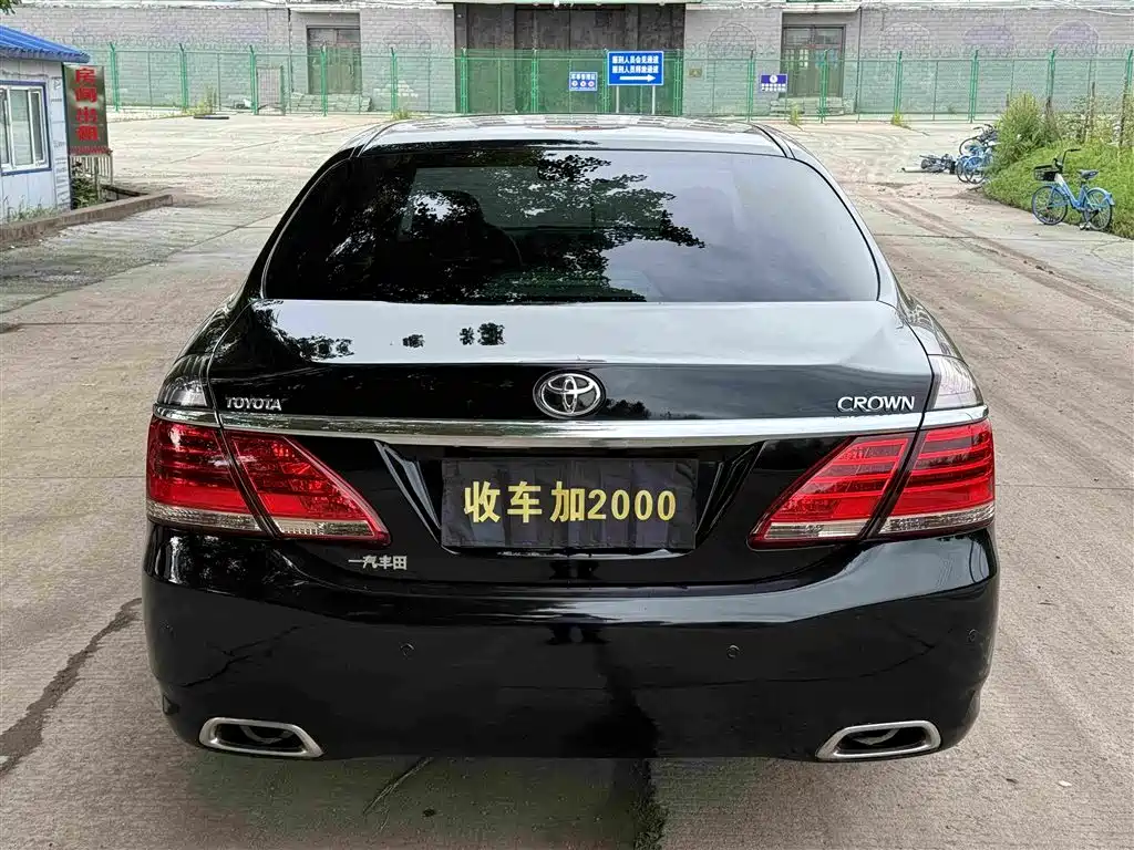 Toyota Crown — миниатюра 8