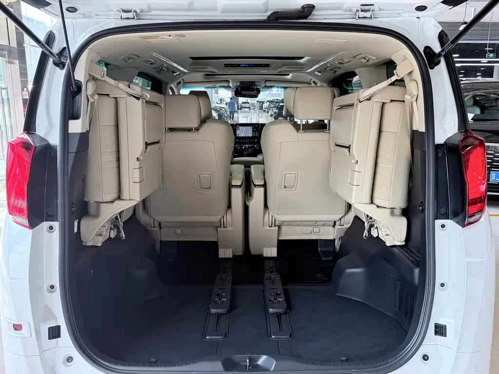 Toyota Alphard — миниатюра 23