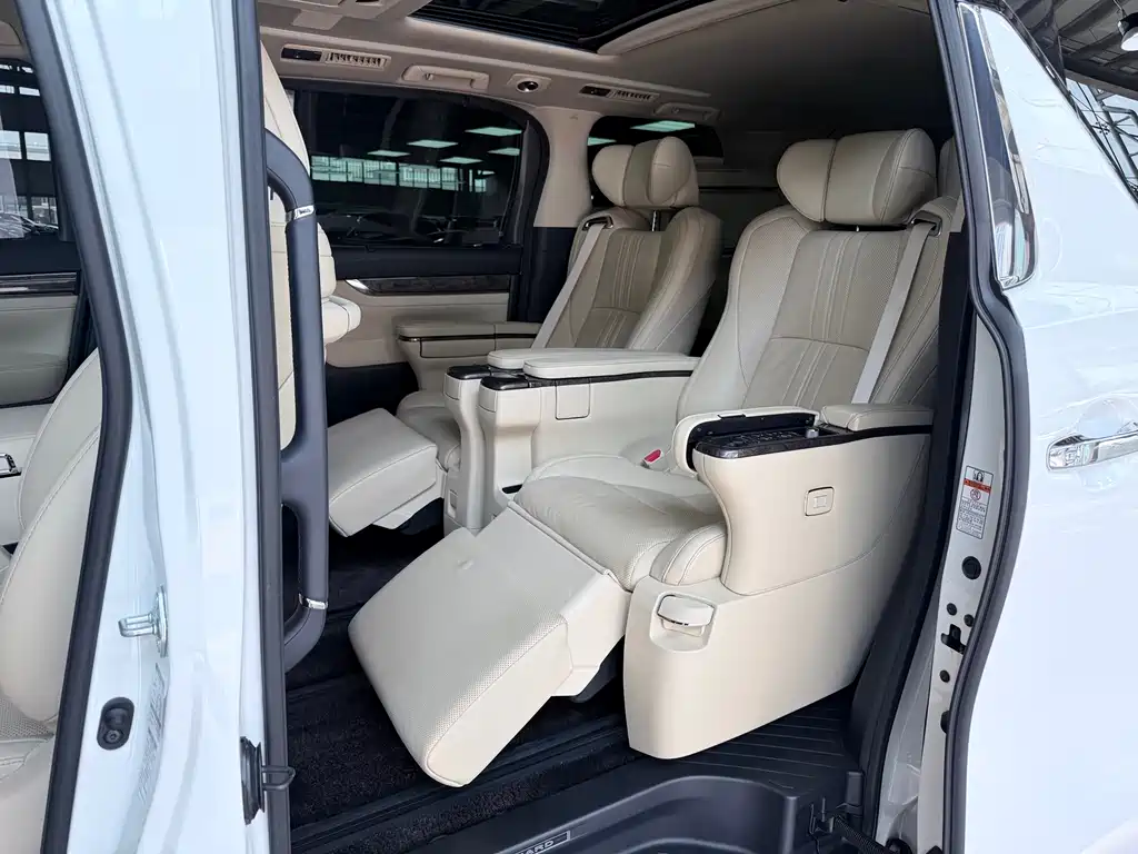 Toyota Alphard — миниатюра 12