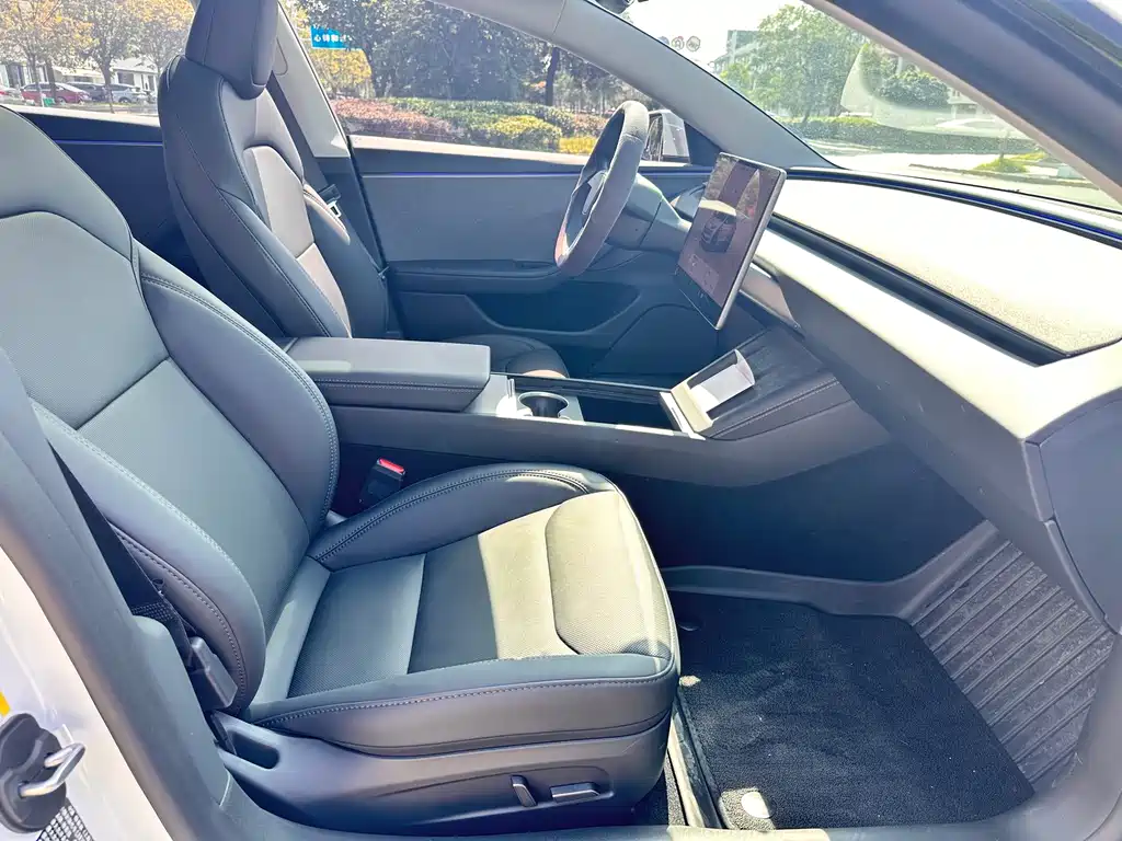 Tesla Model 3 — миниатюра 10