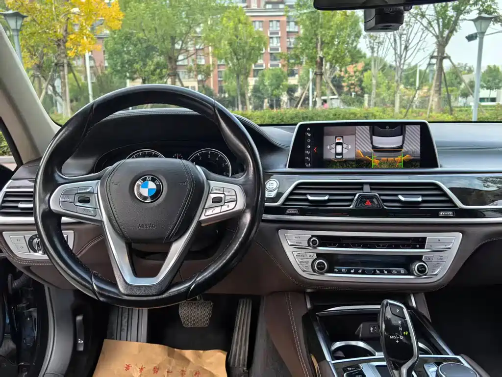 BMW 7 Series — миниатюра 7
