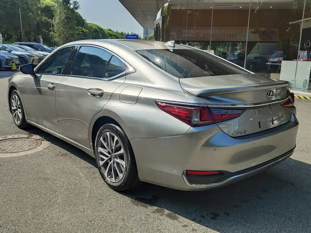 Lexus ES — миниатюра 11