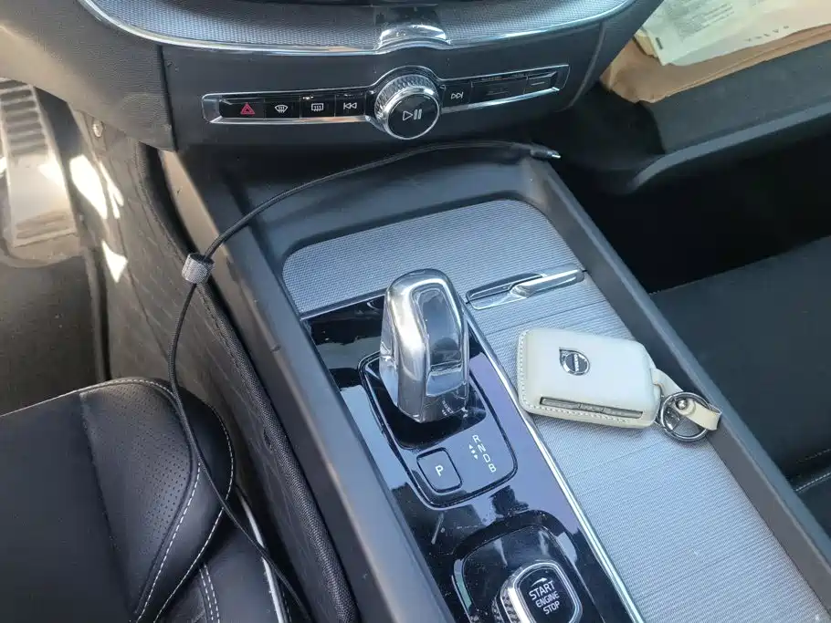 Volvo XC60 PHEV — миниатюра 16