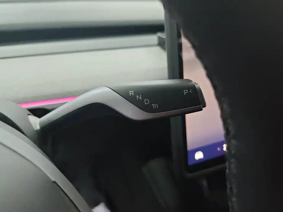 Tesla Model Y — миниатюра 16