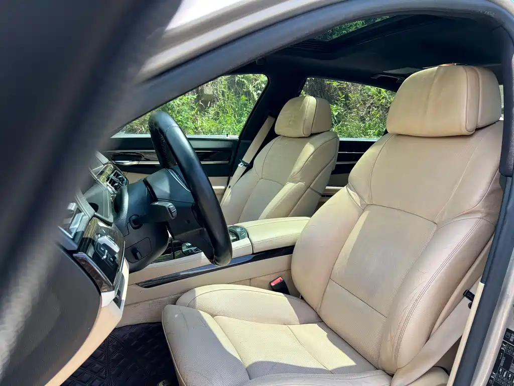 BMW 7 Series — миниатюра 13