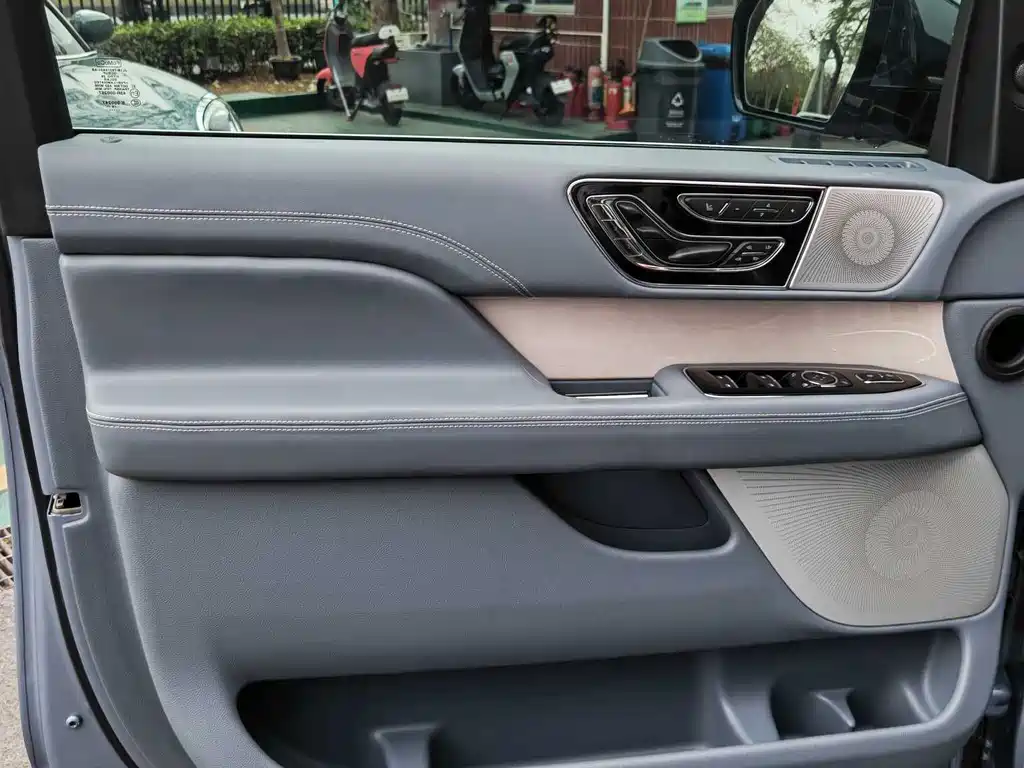 Lincoln Navigator — миниатюра 8