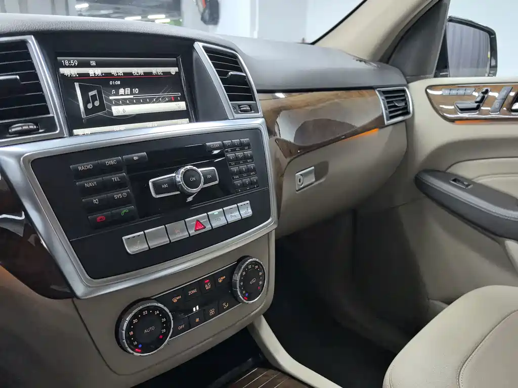 Mercedes-Benz M-Class — миниатюра 10