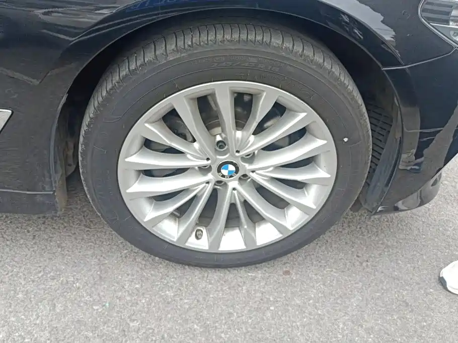BMW 5 Series — миниатюра 6
