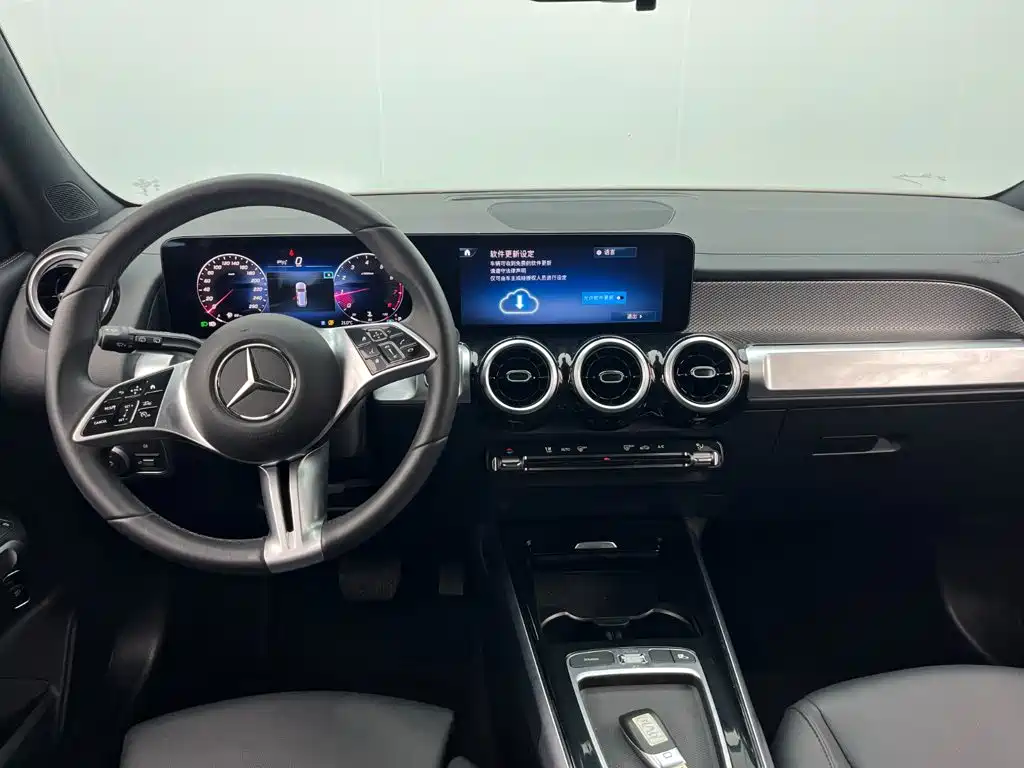 Mercedes-Benz GLB — миниатюра 8