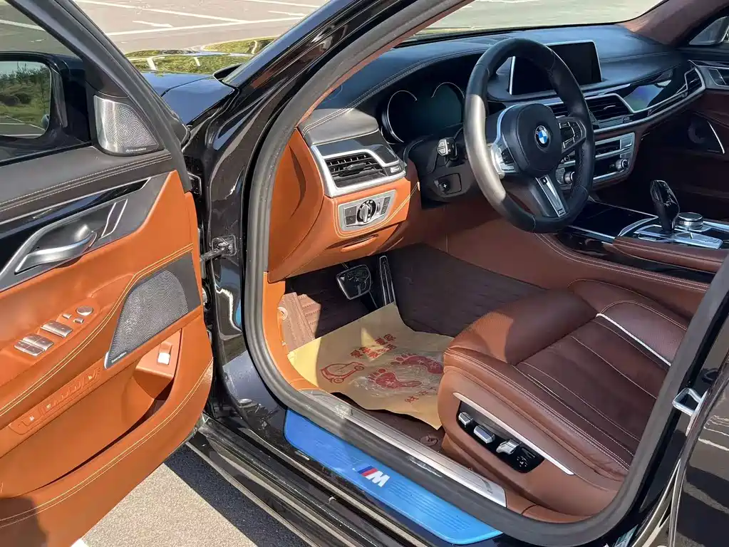 BMW 7 Series — миниатюра 13